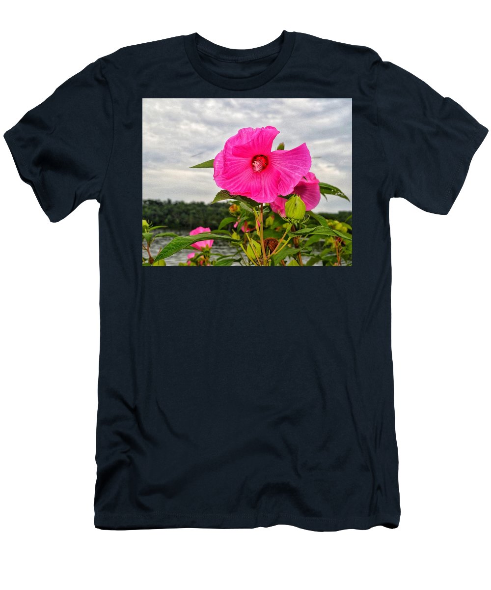 Lakeside Stunner - T-Shirt