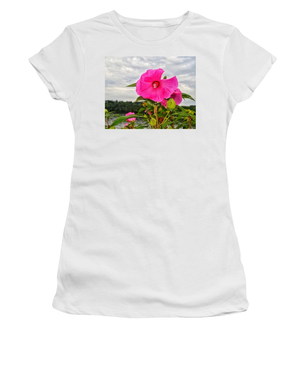 Lakeside Stunner - Women's T-Shirt
