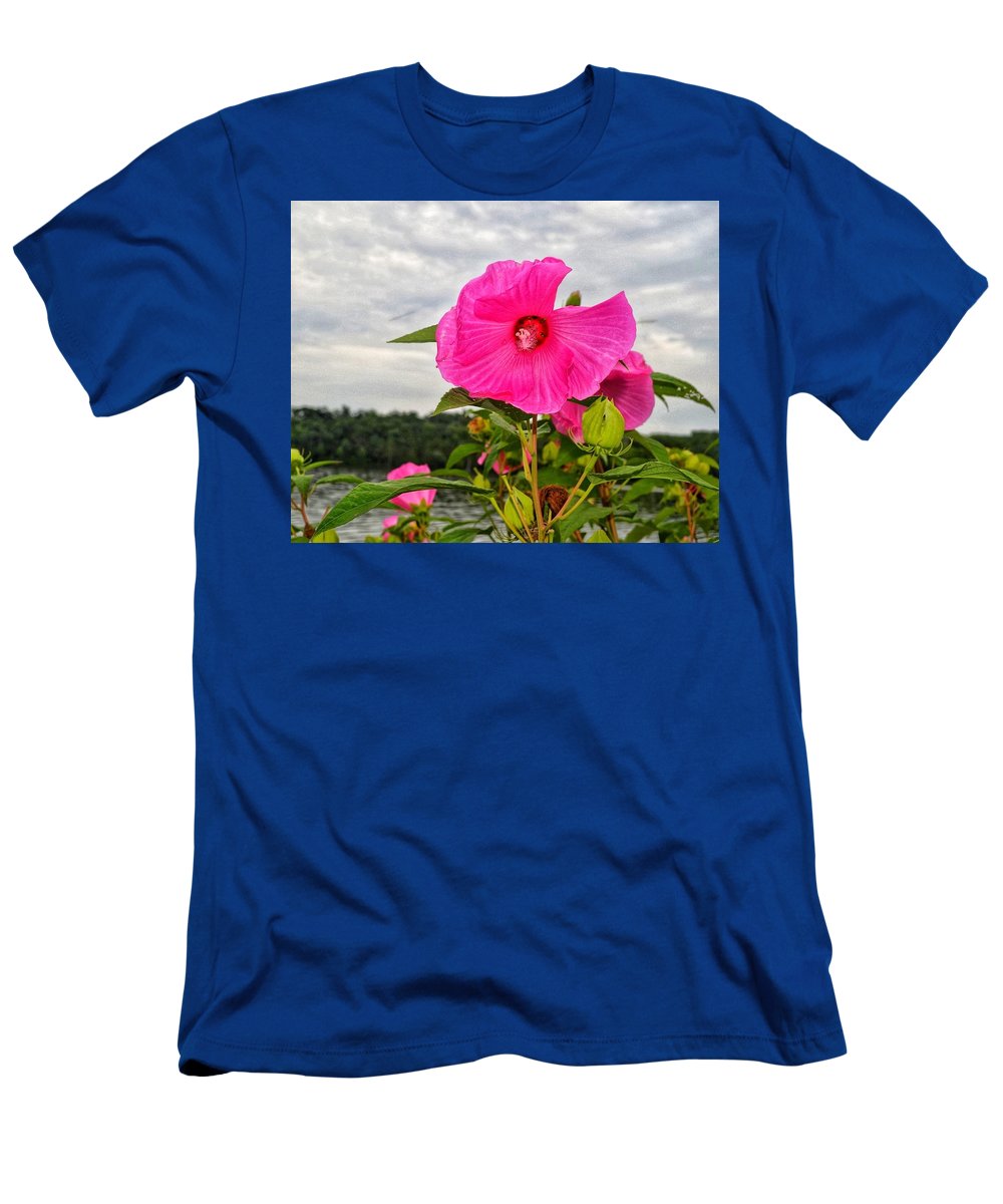 Lakeside Stunner - T-Shirt