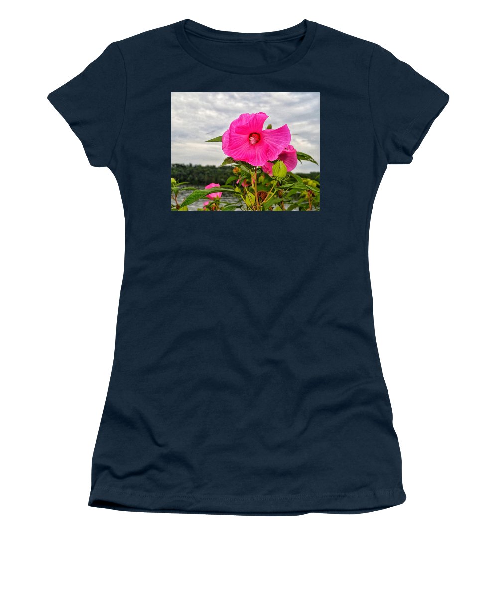 Lakeside Stunner - Women's T-Shirt