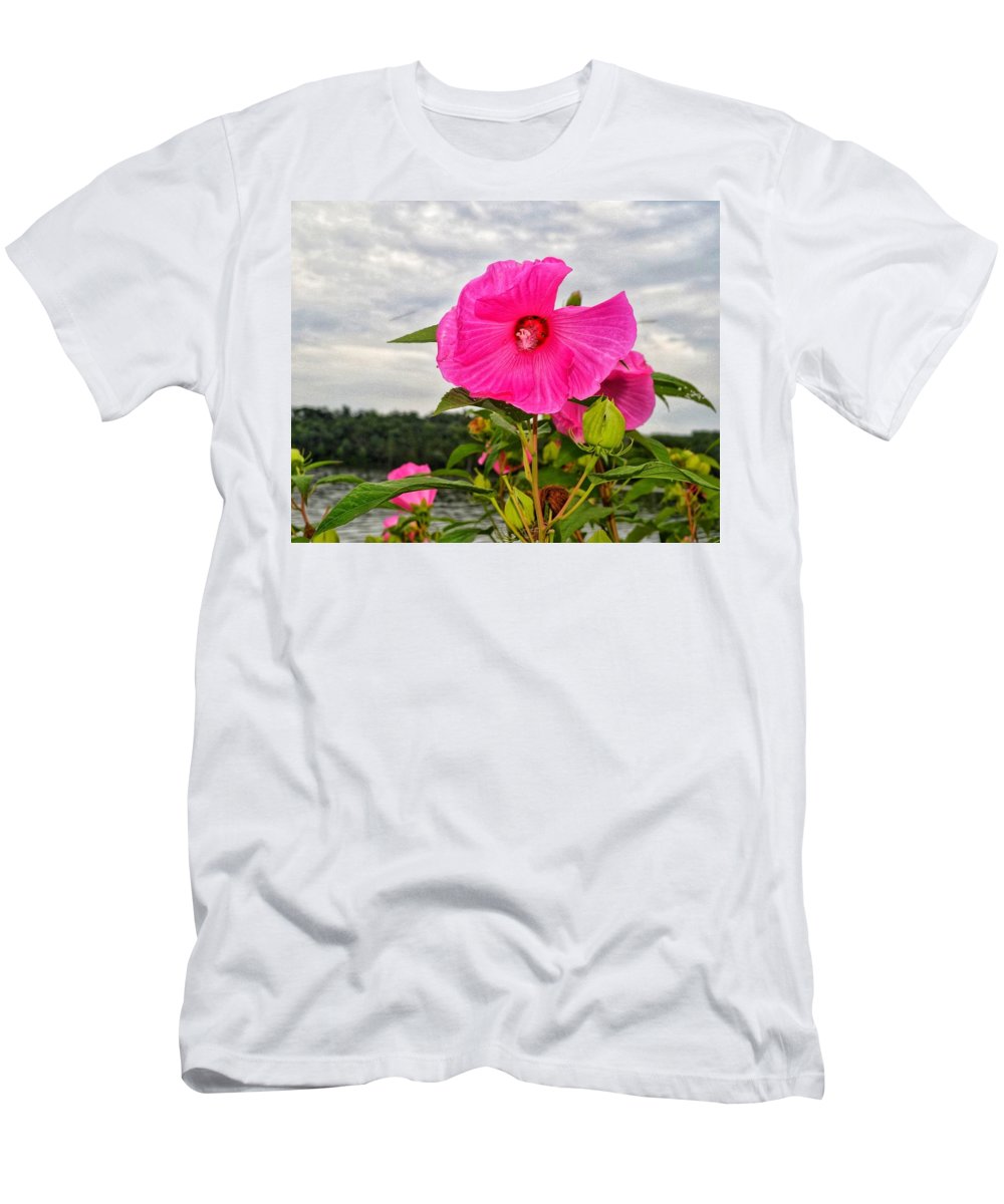 Lakeside Stunner - T-Shirt