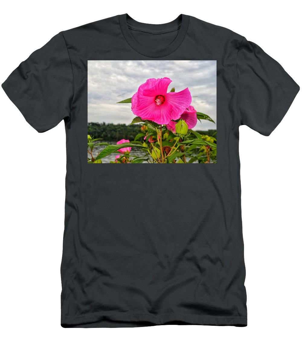 Lakeside Stunner - T-Shirt