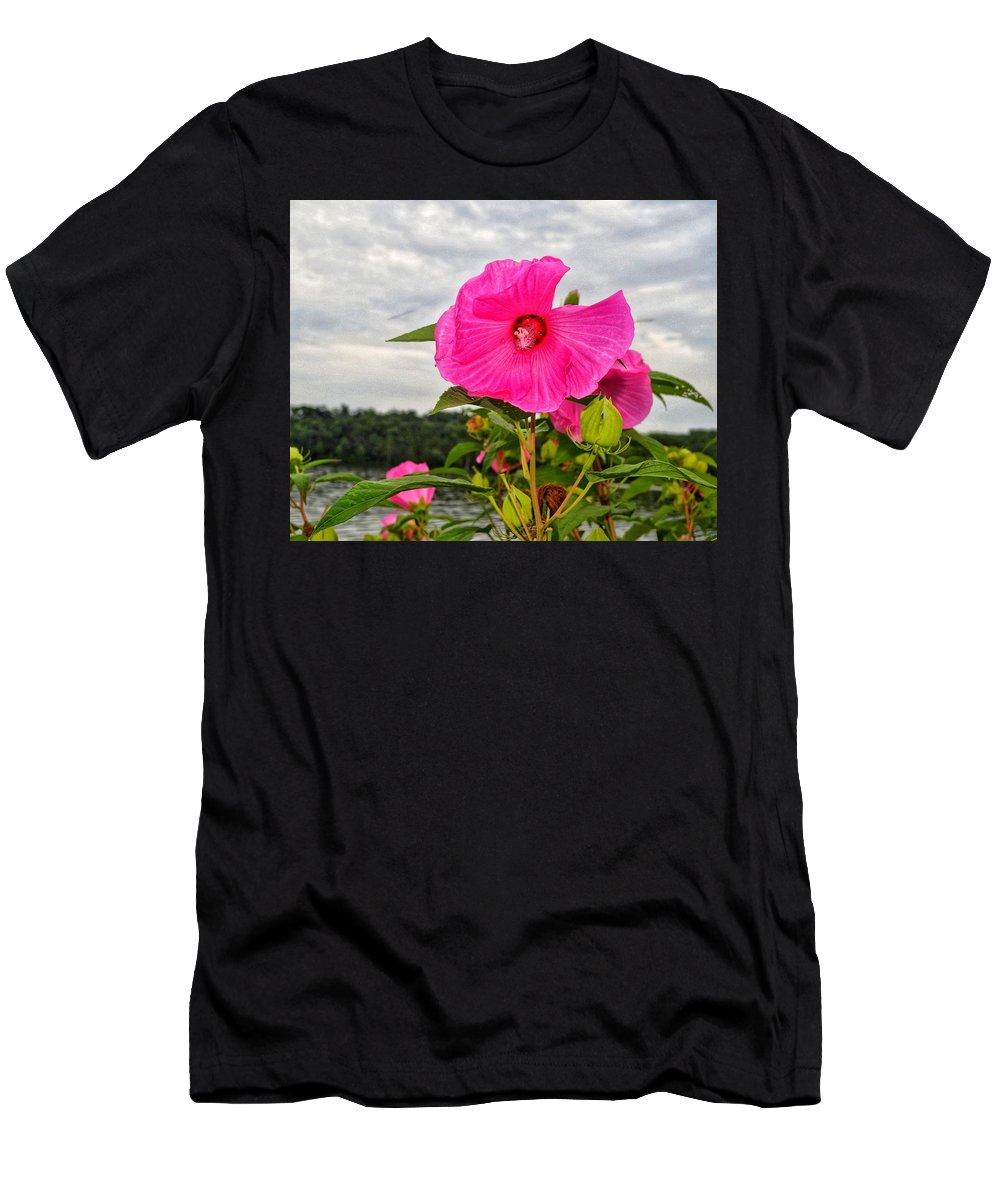 Lakeside Stunner - T-Shirt